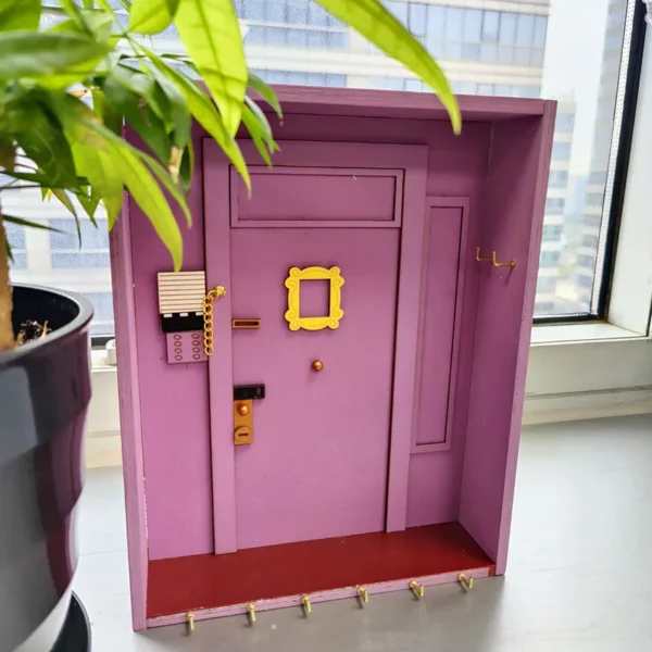 Llavero Porta Llaves de Pared “Friends” – Marco de la Puerta de Mónica (Vintage Morado)