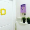Llavero Porta Llaves de Pared “Friends” – Marco de la Puerta de Mónica (Vintage Morado)