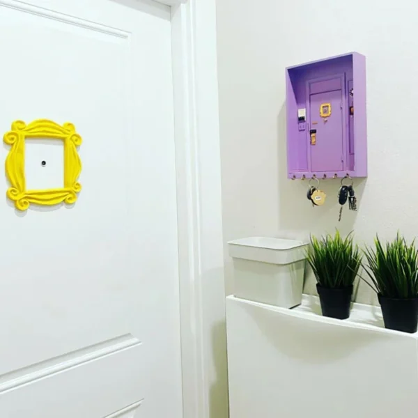 Llavero Porta Llaves de Pared “Friends” – Marco de la Puerta de Mónica (Vintage Morado)