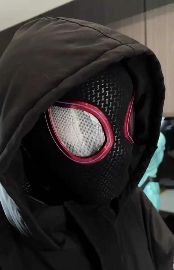Máscara Electrónica 1:1 Spider-Man “Miles Morales” – Ojos Móviles + Anillo de Control