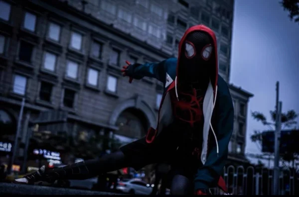 Máscara Electrónica 1:1 Spider-Man “Miles Morales” – Ojos Móviles + Anillo de Control