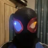 Máscara Electrónica 1:1 Spider-Man “Miles Morales” – Ojos Móviles + Anillo de Control