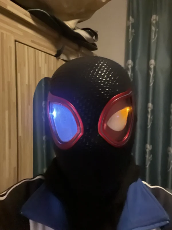 Máscara Electrónica 1:1 Spider-Man “Miles Morales” – Ojos Móviles + Anillo de Control