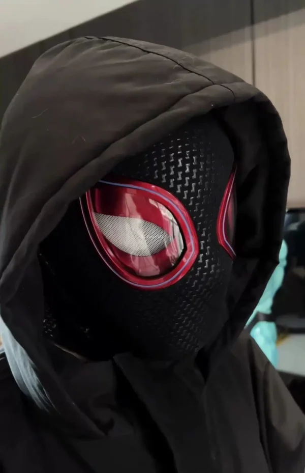 Máscara Electrónica 1:1 Spider-Man “Miles Morales” – Ojos Móviles + Anillo de Control