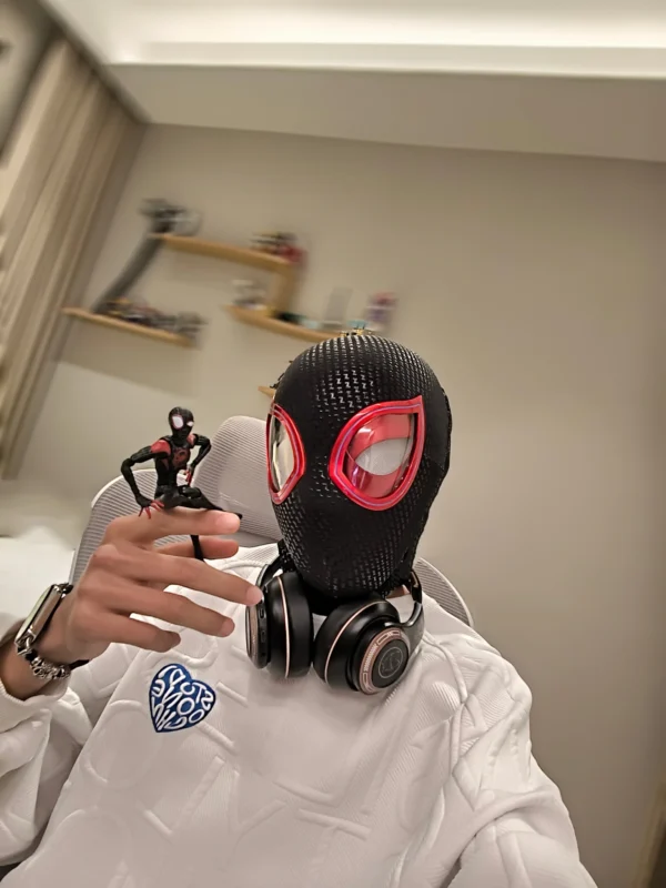 Máscara Electrónica 1:1 Spider-Man “Miles Morales” – Ojos Móviles + Anillo de Control
