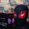 Máscara Electrónica 1:1 Spider-Man “Miles Morales” – Ojos Móviles + Anillo de Control