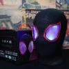 Máscara Electrónica 1:1 Spider-Man “Miles Morales” – Ojos Móviles + Anillo de Control